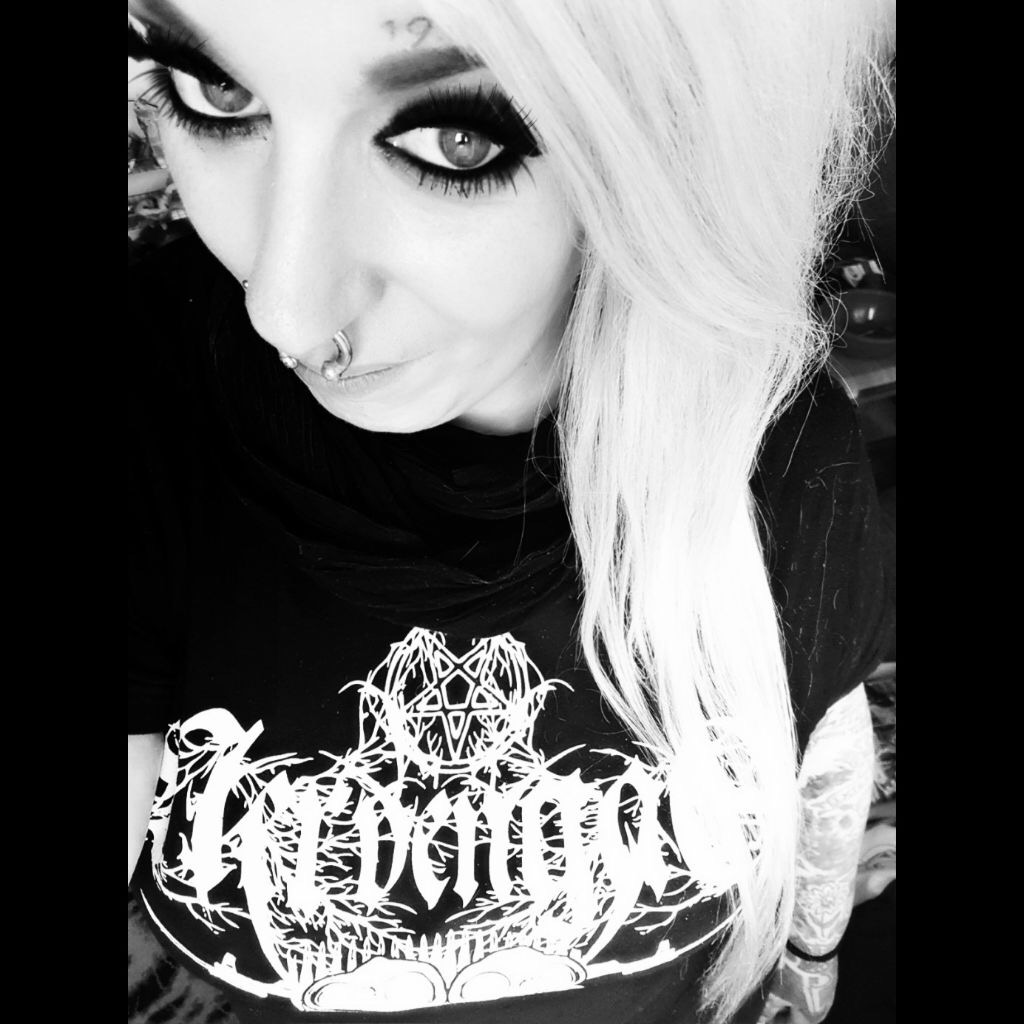 Black Metal Girly - Das sexy Black Metal Girl mit einem T-Shirt vom Nervengas Versand. Fallon kauft gerne beim Black Metal Online Shop Nervengas.com ein.